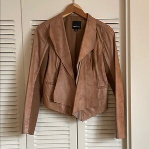 Trouvé- Stylish tan Leather Jacket with Notched Lapels and Cropped Length